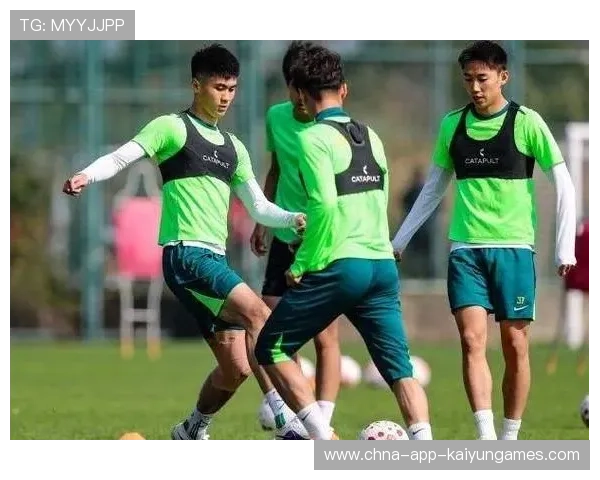 北京国安恩科洛洛背身护球稳，回做后立刻前插要球